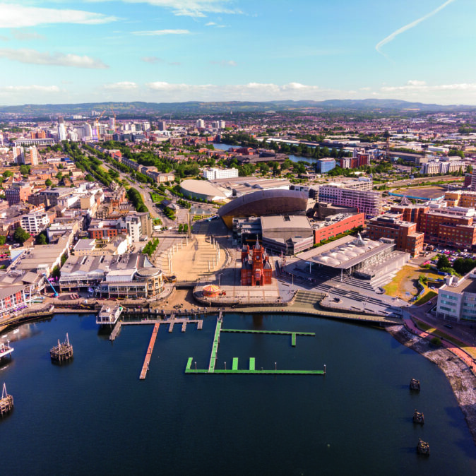 Golwg o’r awyr o'r bae. A bird’s eye view of the bay.