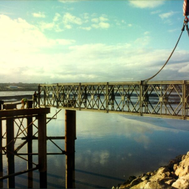 Llun o'r morglawdd yn cael ei adeiladu. A photo of the barrage being built.