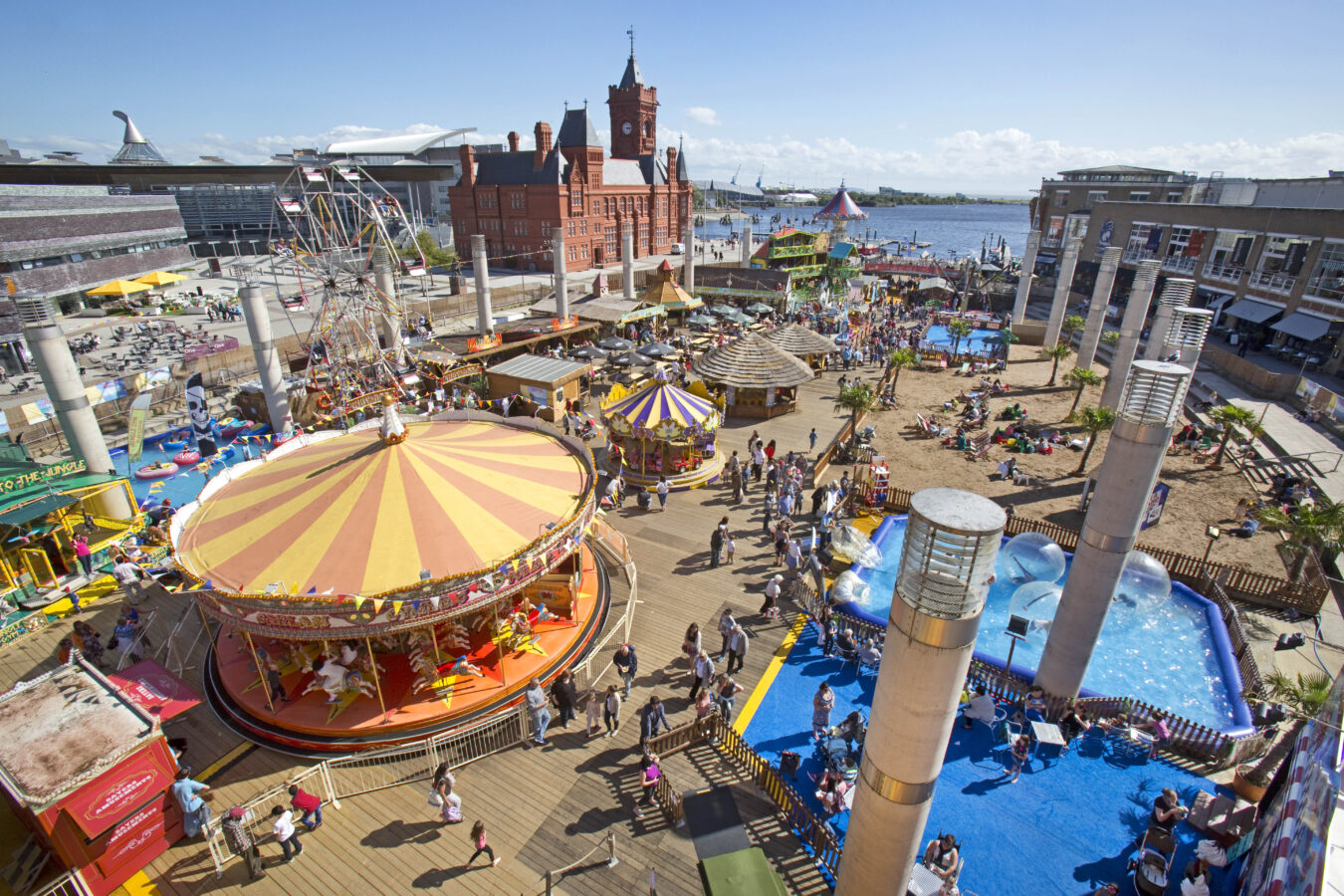 Golygfa o'r awyr o Roald Dahl Plas. A bird’s eye view of Roald Dahl Plas.