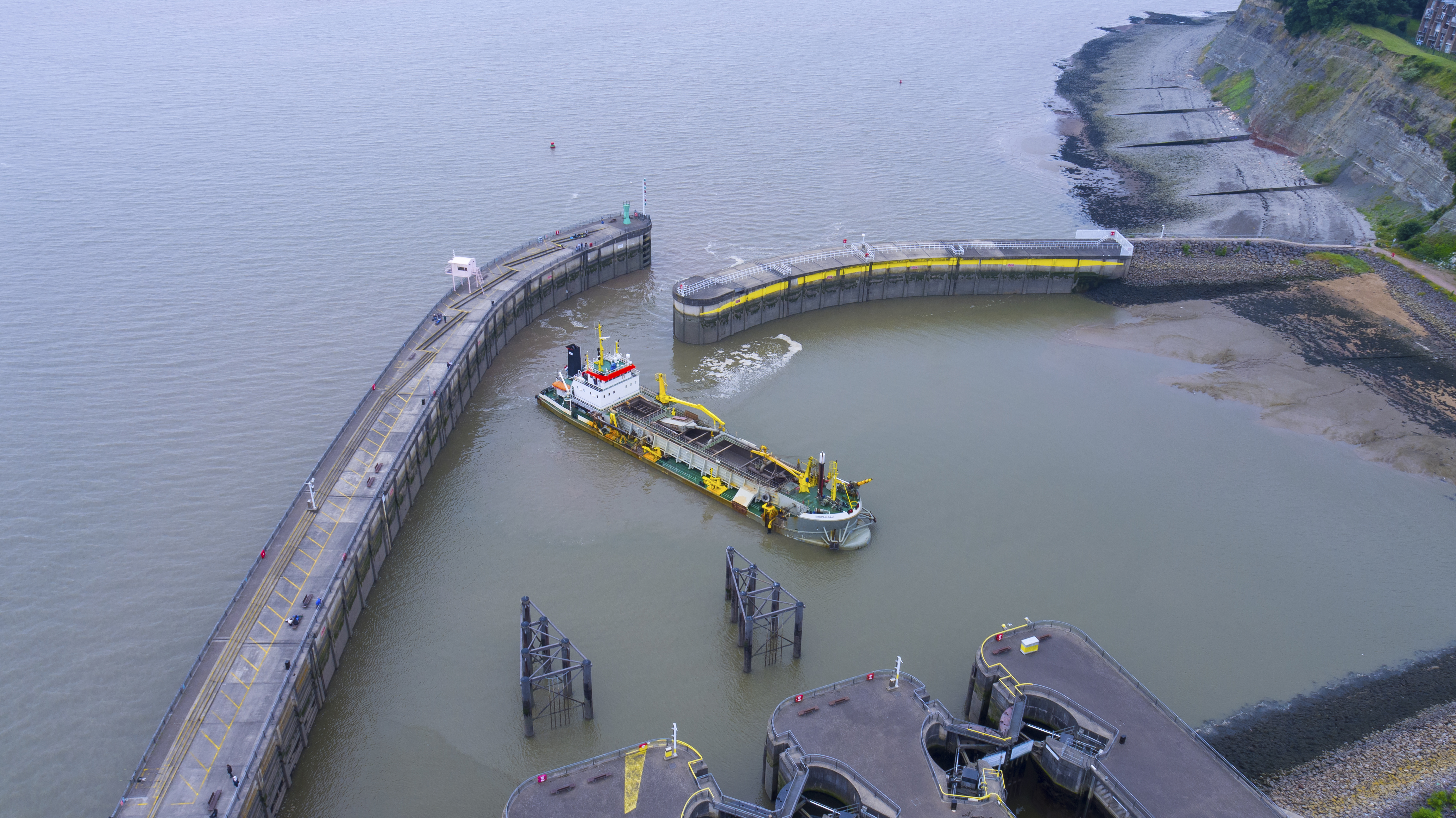 A boat coming through the Barrage docks.