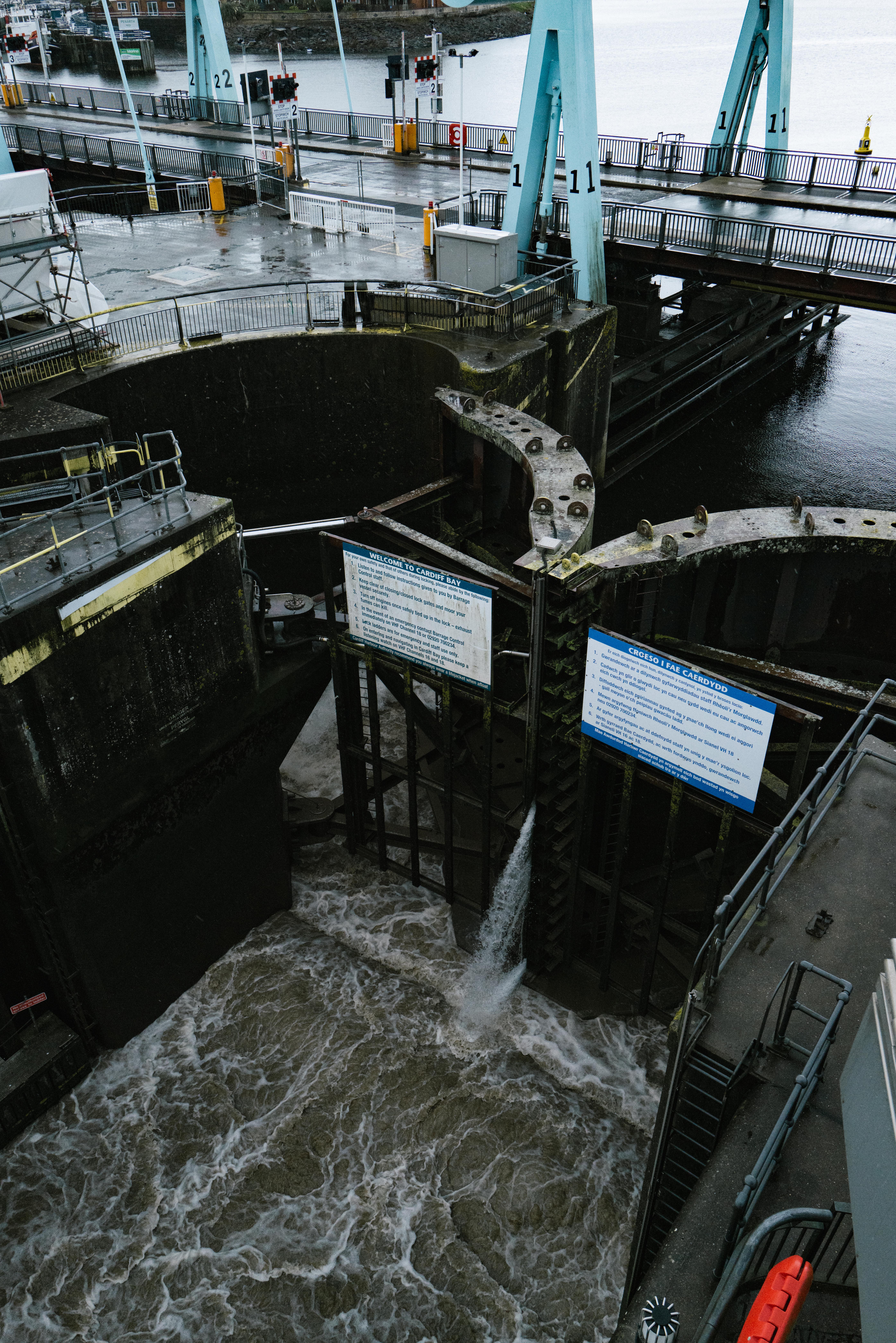 Barrage flood gates