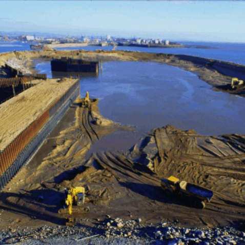 Llun o'r morglawdd yn cael ei adeiladu. A photo of the barrage being built.